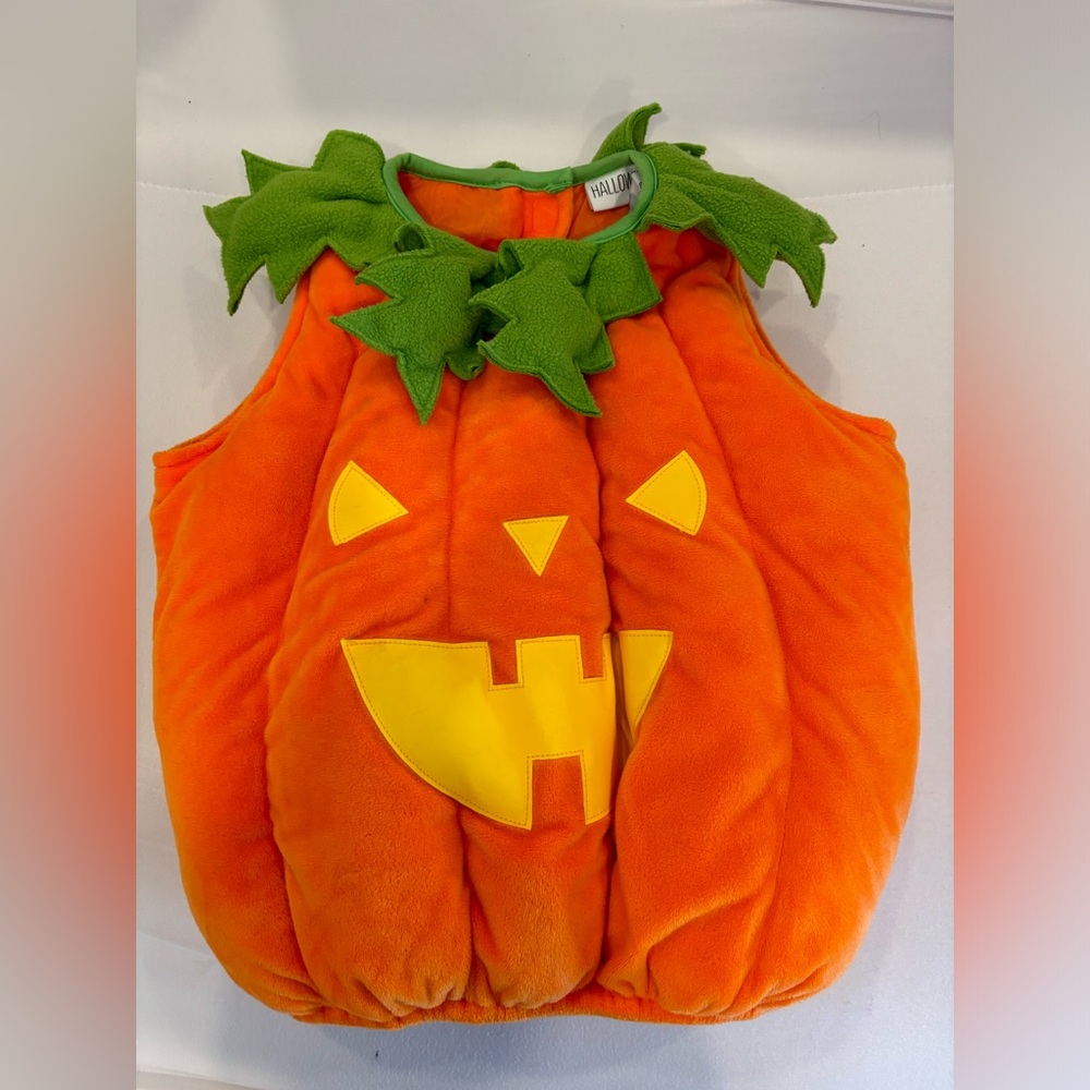 Pumpkin Costume, 12-18 Months, NWT, Great Quality. Full,Soft pillowlike to touch
